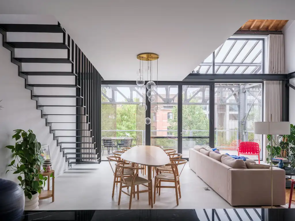 Luxueus en tijdloos – Exceptionele loft met 2 slaapkamers, aparte bureauruimte en ruim terras in een beschermd gebouw met een rijke industriële voorgeschiedenis. foto 10
