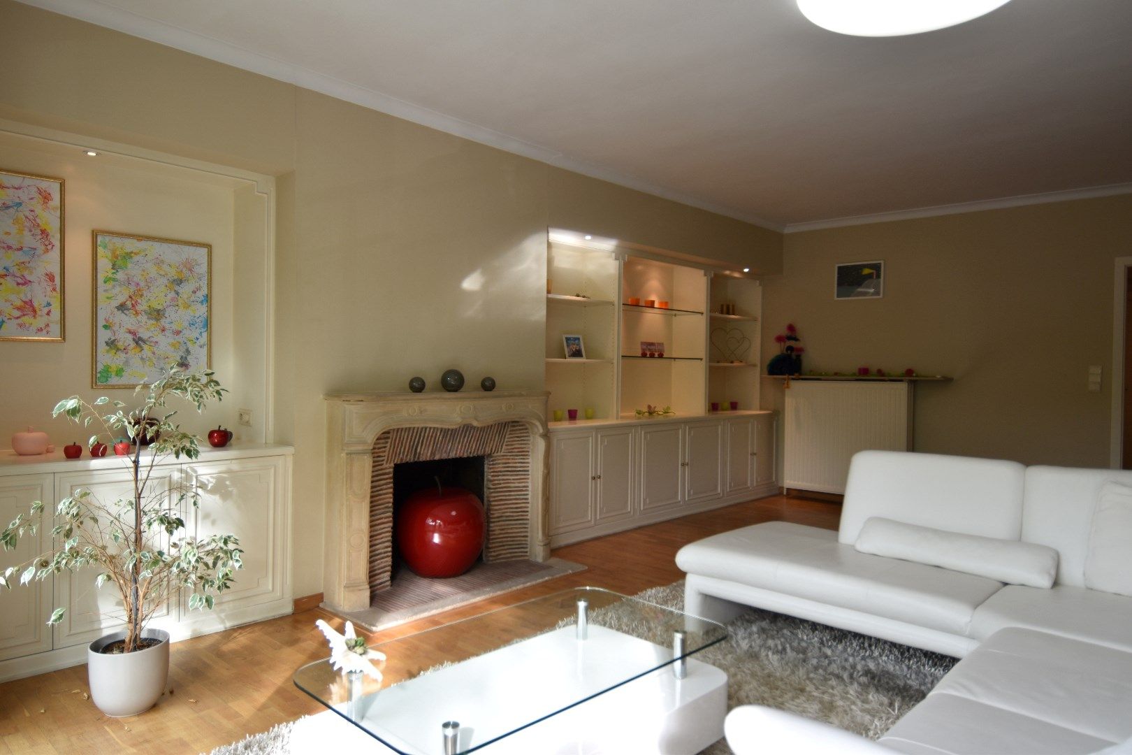 Instapklaar appartement met 2 slaapkamers, 2 terrassen en ruime kelderberging te koop centrum-Kortrijk foto 2