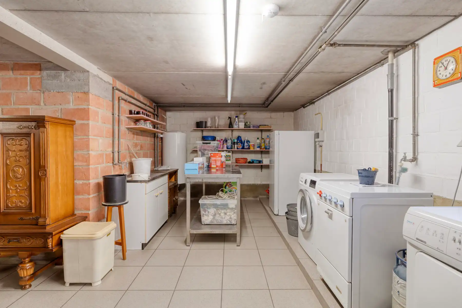 Te moderniseren ruime en solide 3-gevelwoning met grote tuin foto 24