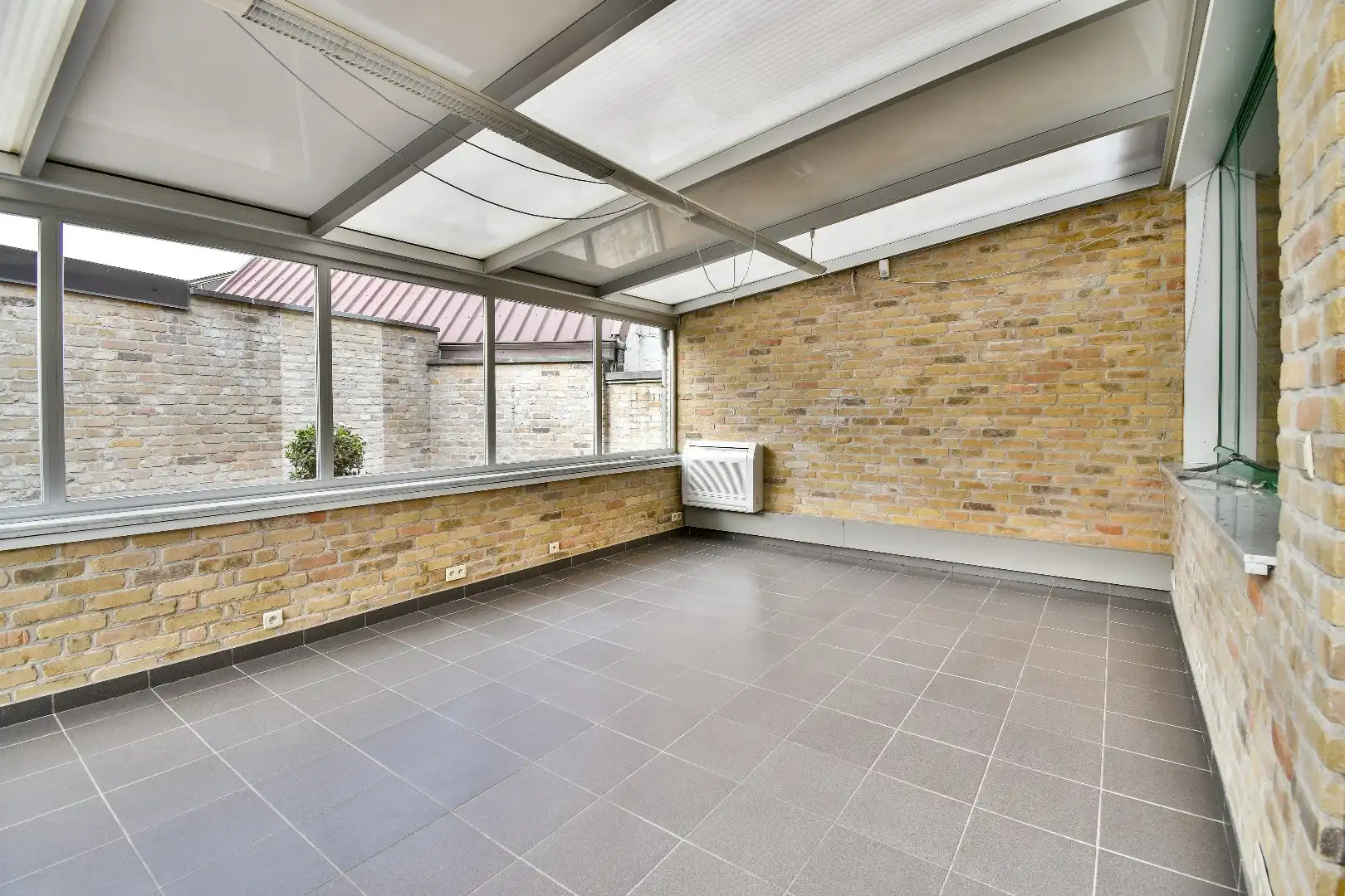 Commerciële handelsruimte/ kantoor / praktijkruimte met garage in het centrum van Lichtervelde! foto 9