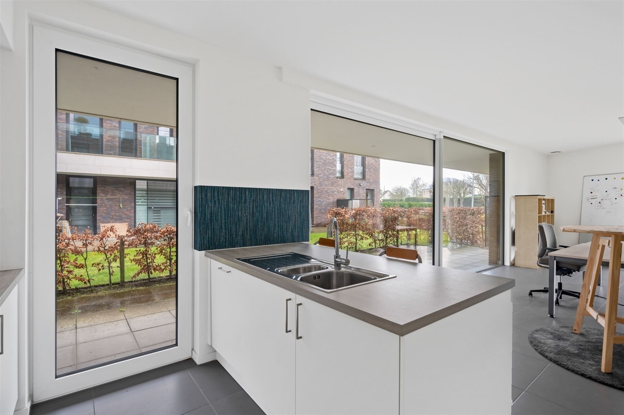 Gelijkvloers appartement in een knap project te Emblem foto 6