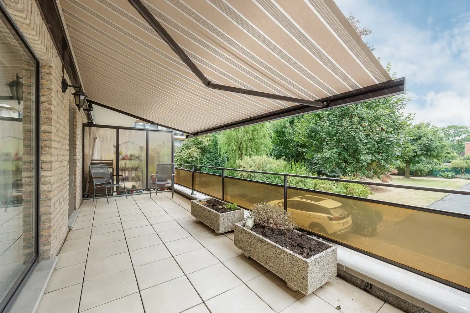 Verzorgd appartement met dubbel terras en zonnig zicht op groen in Beveren-Waas foto {{pictureIndex}}