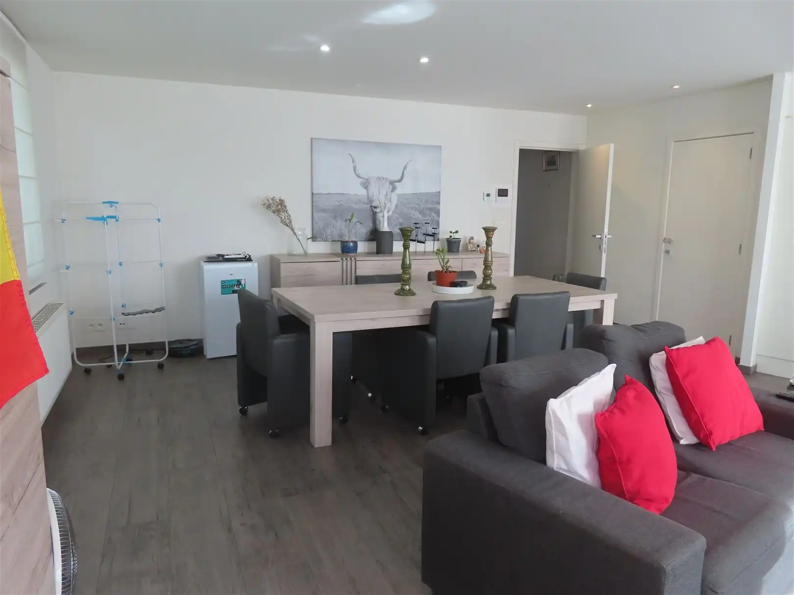 Gemeubeld 3 slaapkamerappartement met parking! foto 2