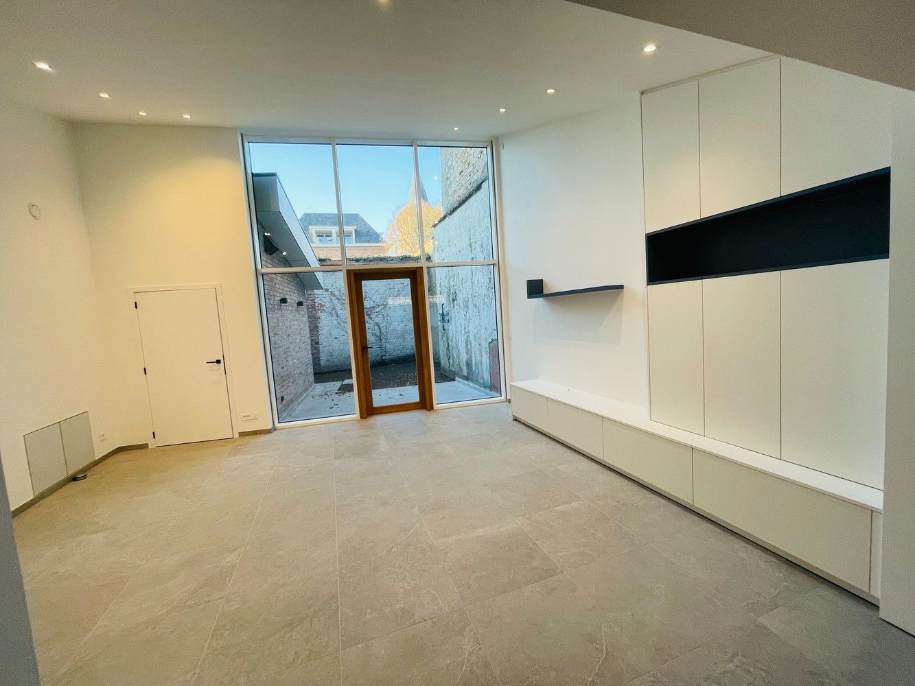 EXCLUSIEF WONEN in Brugge centrum, met zicht op de REIEN, ENERGIEZUINIG  TOTAAL GERENOVEERD BURGERSHUIS met 6 slaapkamers en, 3 nieuwe badkamers , stadspatio. foto 5