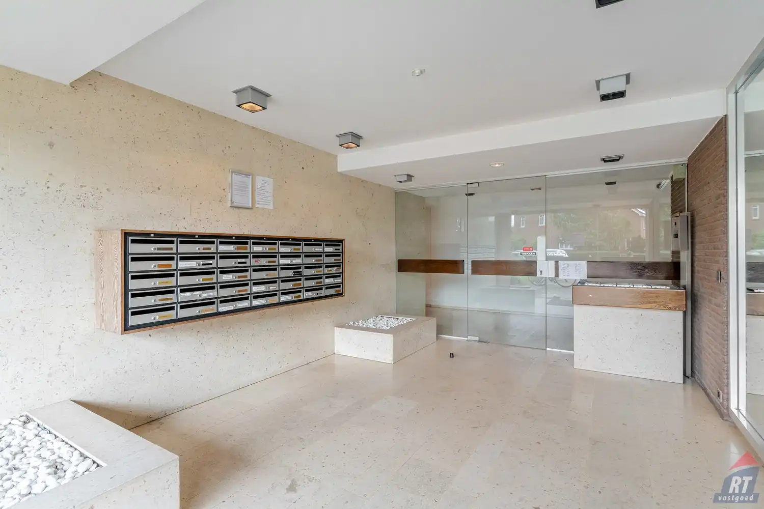 Gunstig gelegen appartement met 2 slaapkamers en een autostaanplaats foto 2