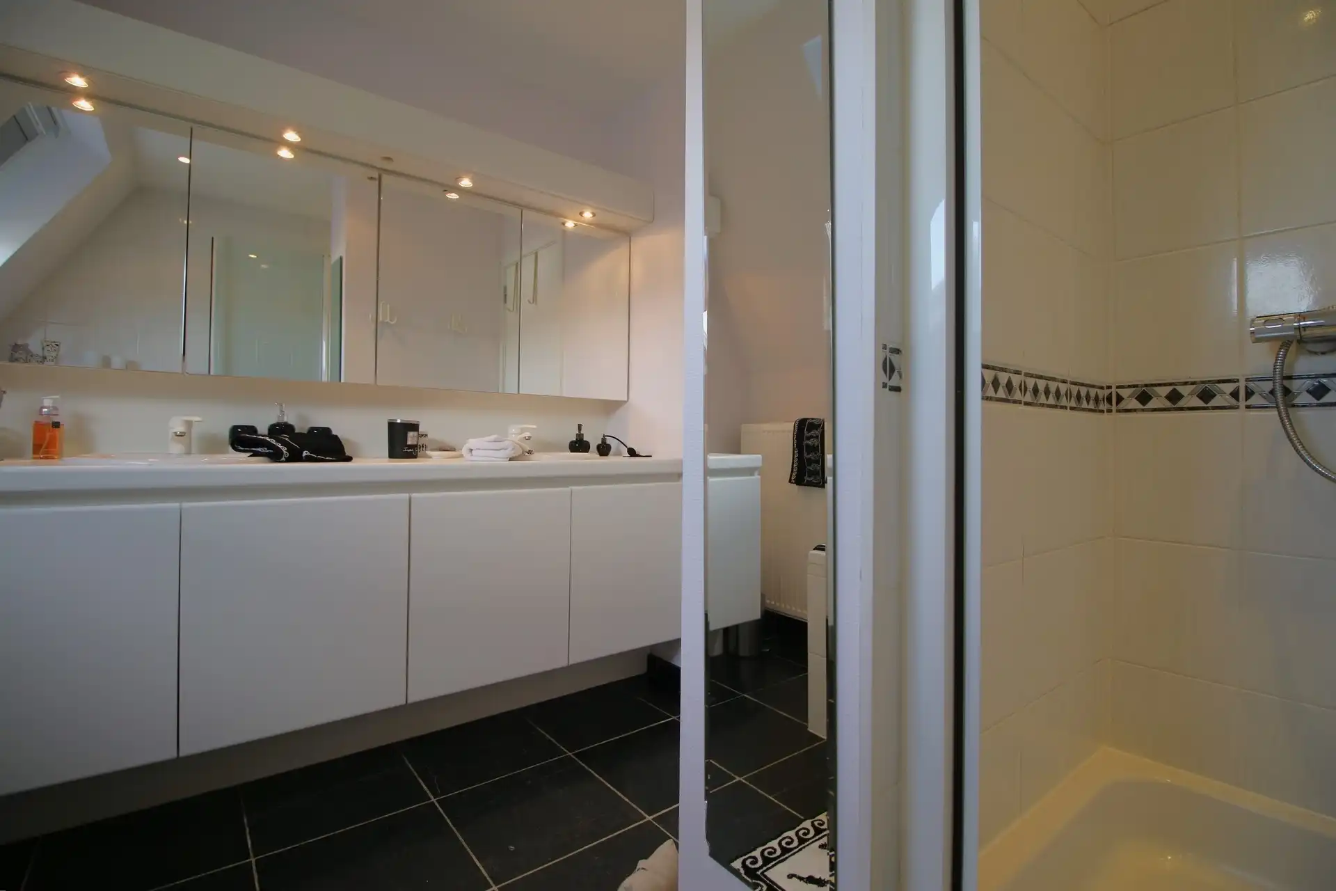 Ruim appartement op 3de verdieping met 2 garages foto 13