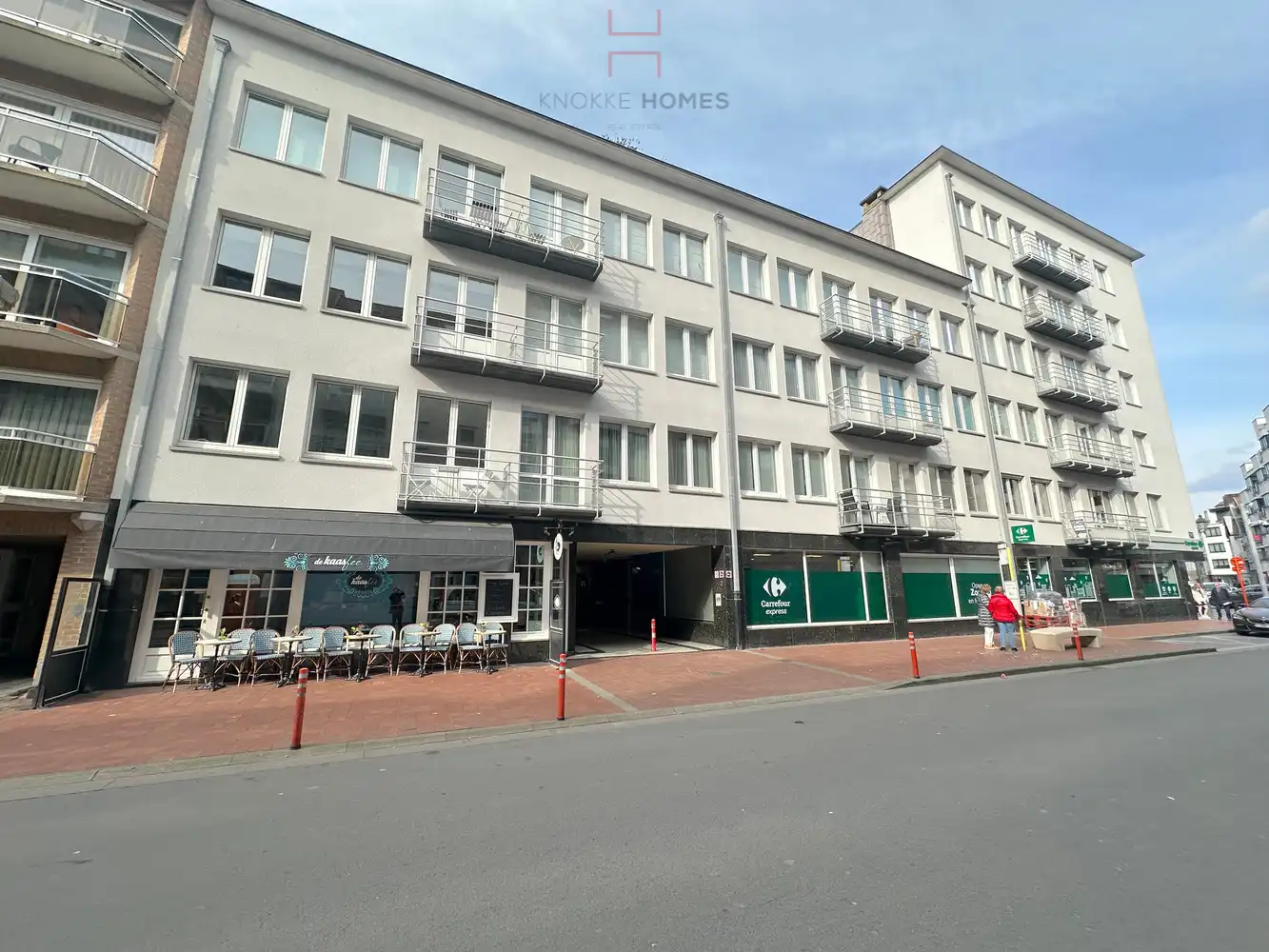 Twee parkeerplaatsen in een zijstraat van de Lippenslaan foto {{pictureIndex}}