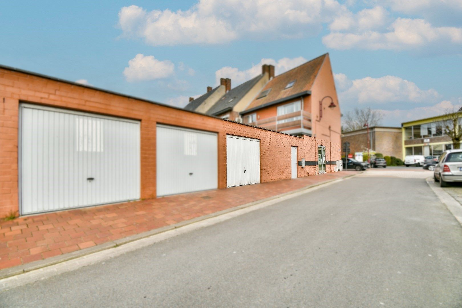 Commerciële handelsruimte/ kantoor / praktijkruimte met garage in het centrum van Lichtervelde! foto 2