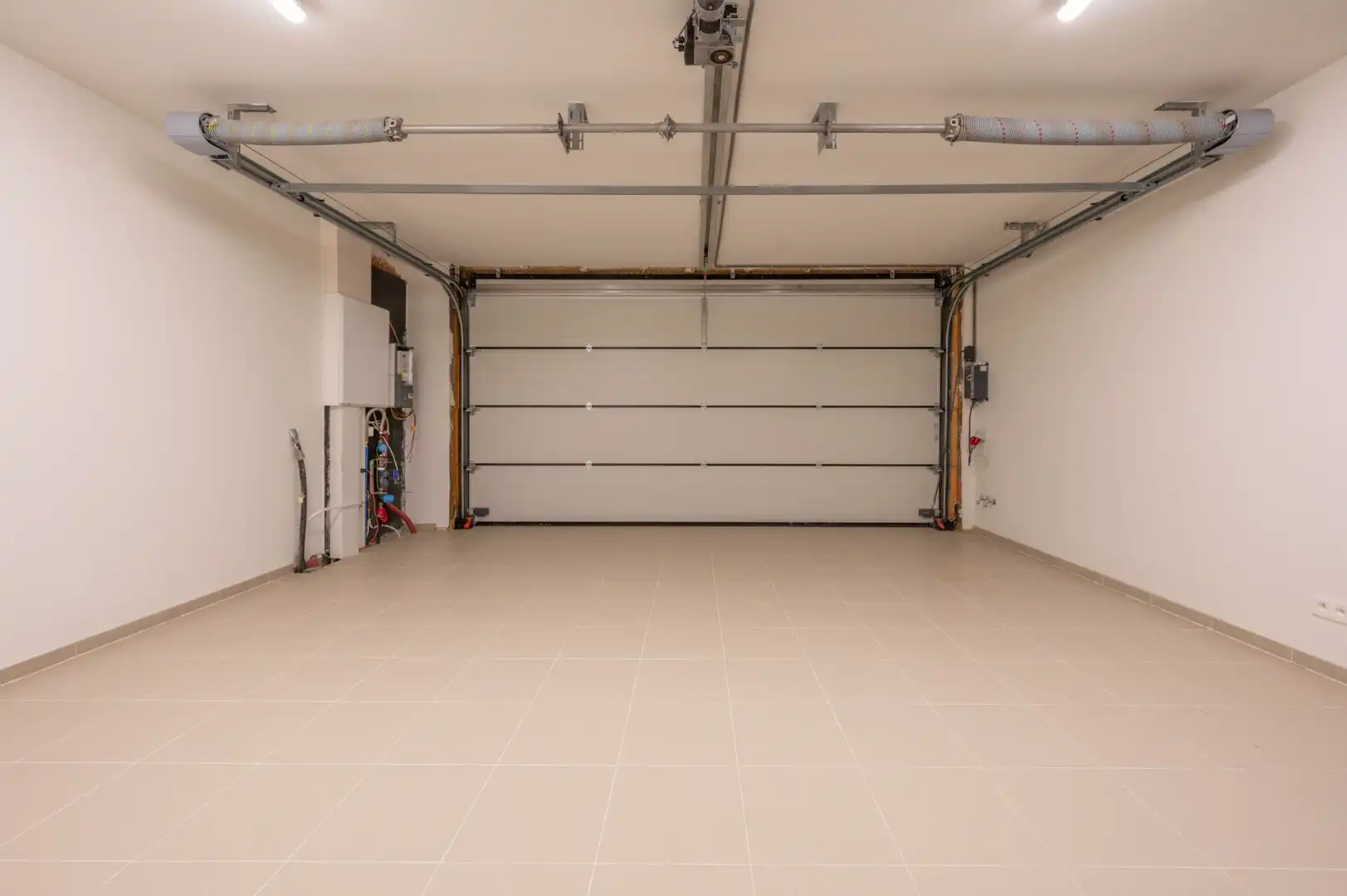 Lichtrijke nieuwbouwvilla met aangename volumes en zonnige tuin foto 23