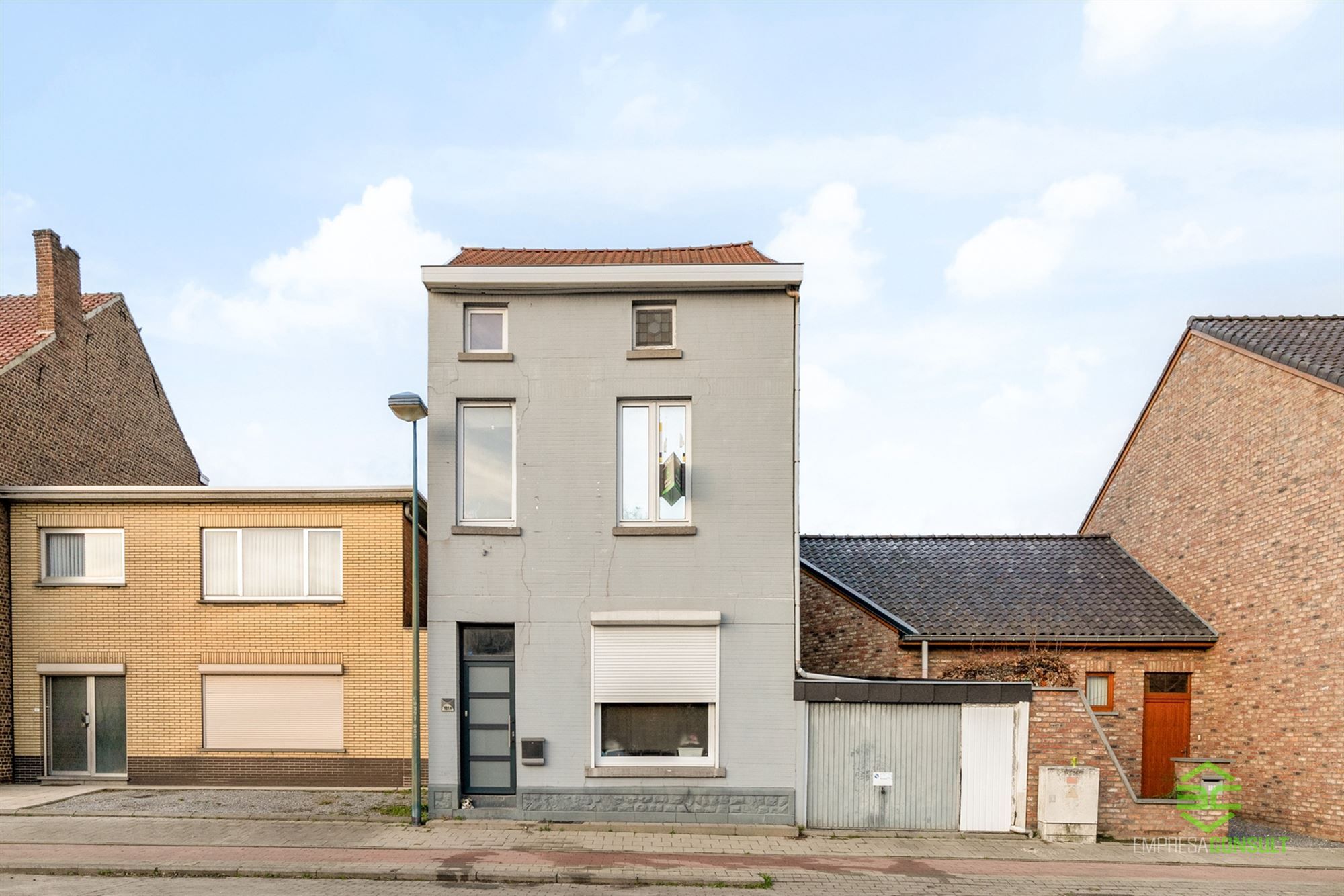 Centraal gelegen woning met 2/4 slpk met veel potentieel foto 3