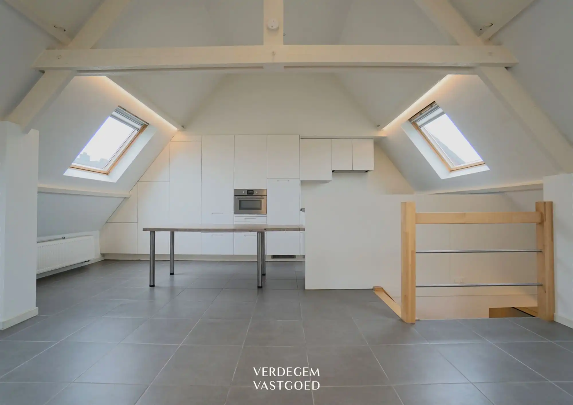 Instapklaar duplexappartement met karaktervolle leefruimte en 2 slaapkamers foto {{pictureIndex}}