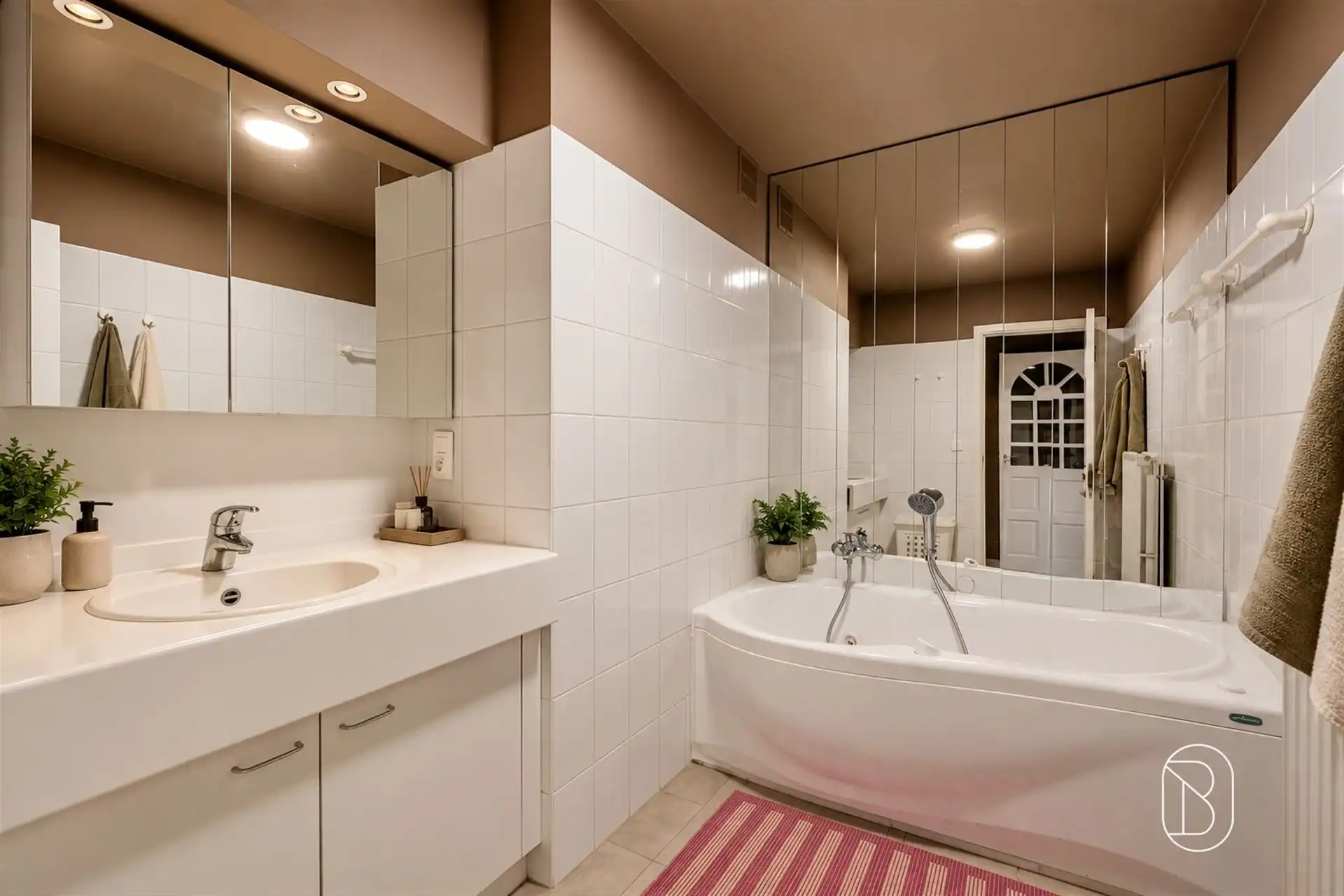 Ruim en instapklaar appartement met 2 slaapkamers en garage foto 10