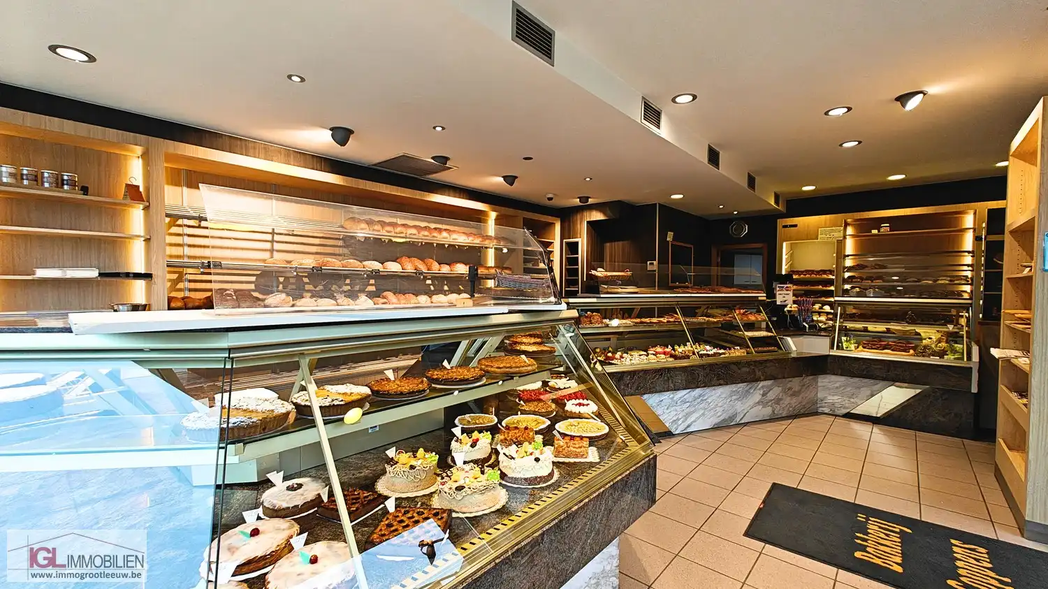 Handelspand op topliging met optimale zichtbaarheid langsheen Bergensesteenweg met veel parking en twee woongelegenheden! foto 2