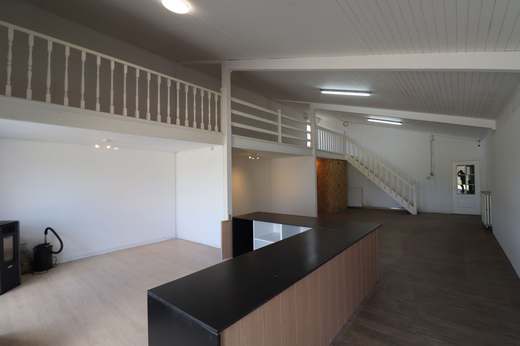 Een werkhuis-opslag-toonzaalruimte links vooraan van 175 m². foto 8