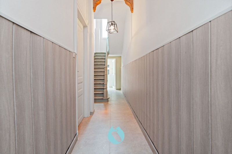 Deze woning combineert authenticiteit en hedendaags comfort, kopers vinden hierin een ideale thuis op een locatie die alles binnen handbereik biedt. foto 3