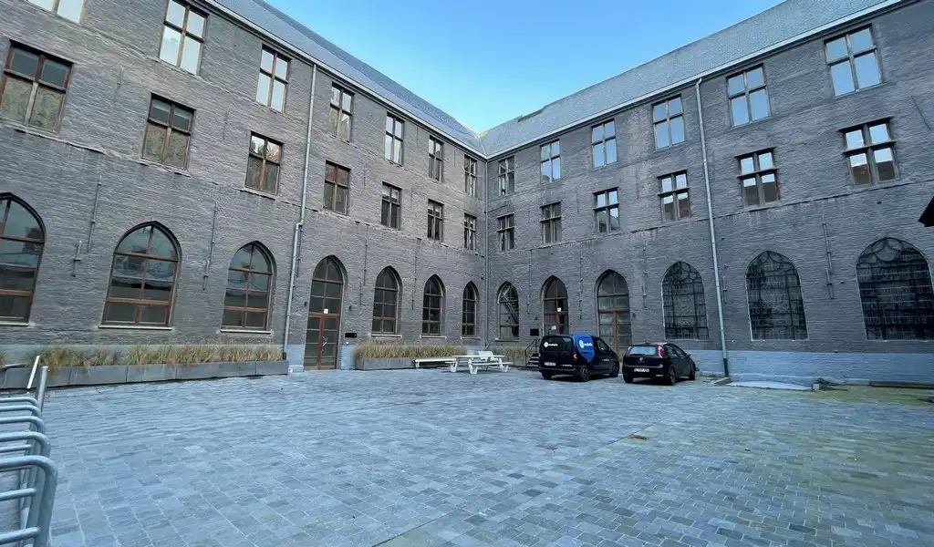 Kantoren te huur in Sint-Paulusklooster in Antwerpen foto {{pictureIndex}}