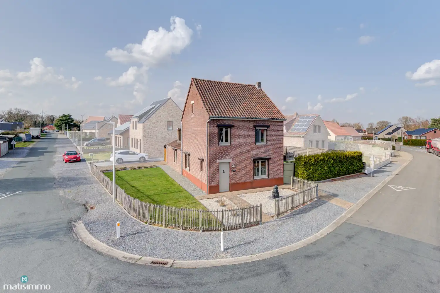 Hoofdfoto van de publicatie: GERENOVEERDE, INSTAPKLARE VRIJSTAANDE WONING MET 3 SLAAPKAMERS IN NEEROETEREN (MAASEIK)