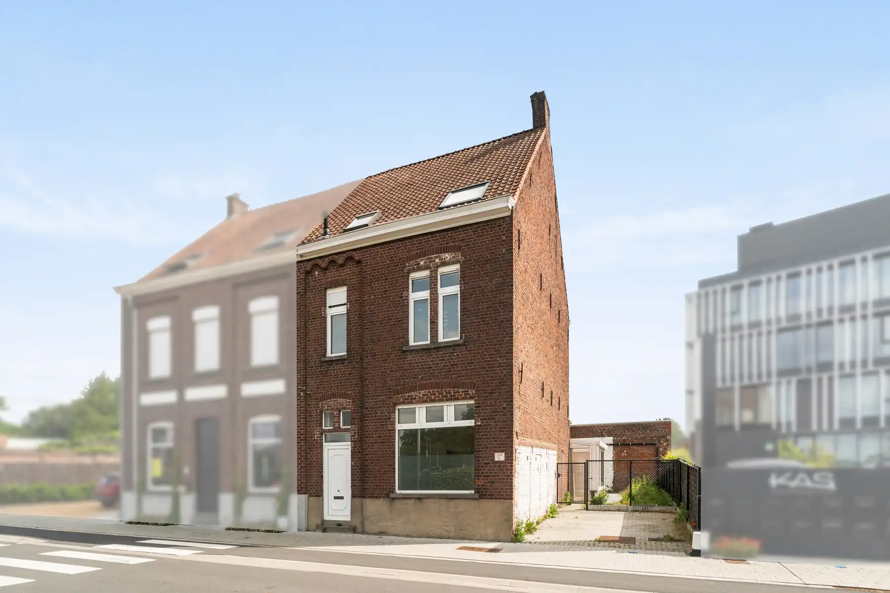 Verrassend ruime grotendeels al gerenoveerde woning, 4 slpks foto {{pictureIndex}}