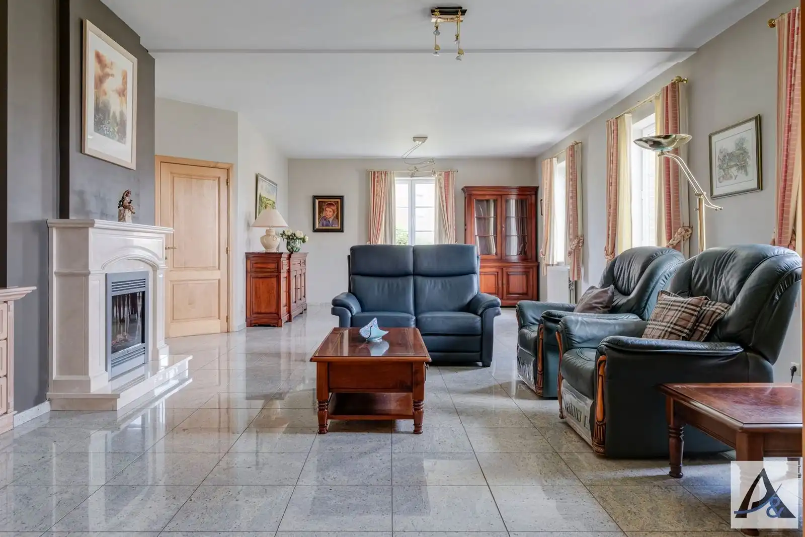Exclusieve villa met ruime loods in hartje Munsterbilzen foto 24