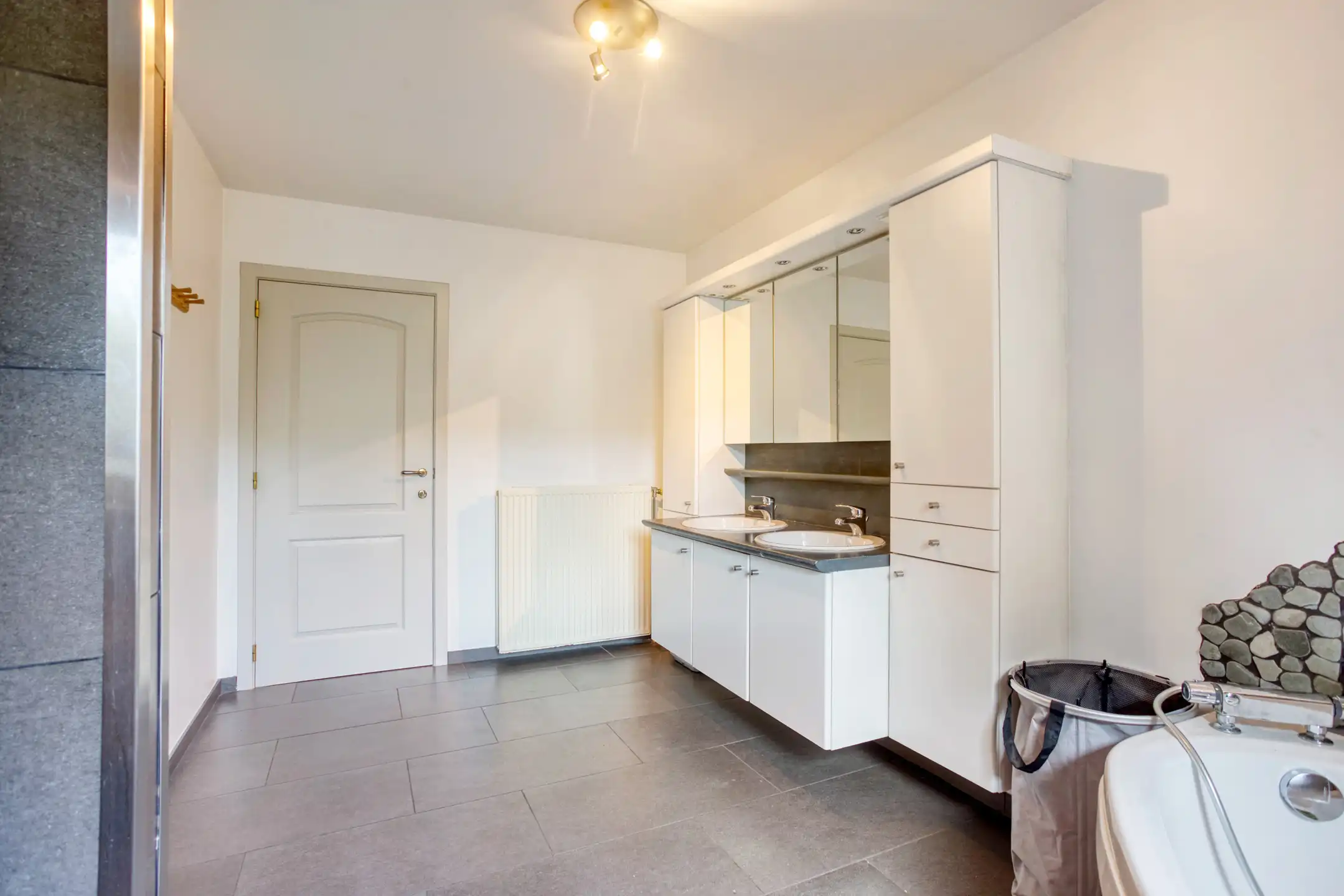 Uitzonderlijk ruim appartement met private tuin, terras en 2 parkeerplaatsen foto 15