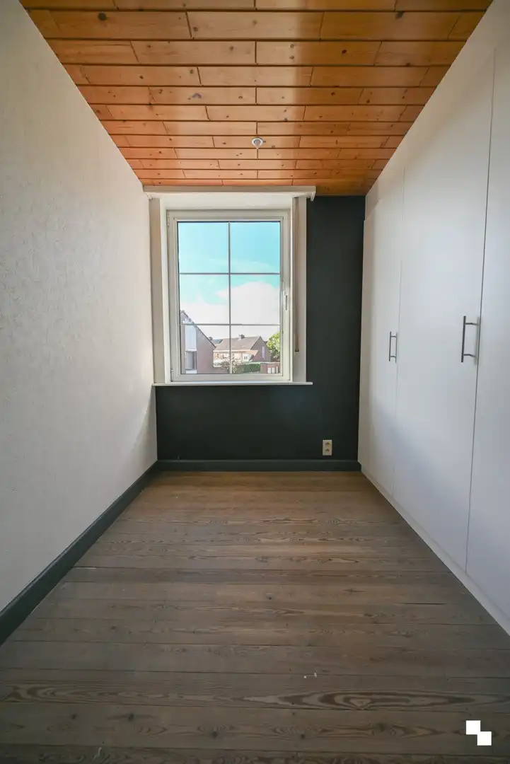 Rijwoning met uitweg achteraan en ruime garage te Izegem foto 16