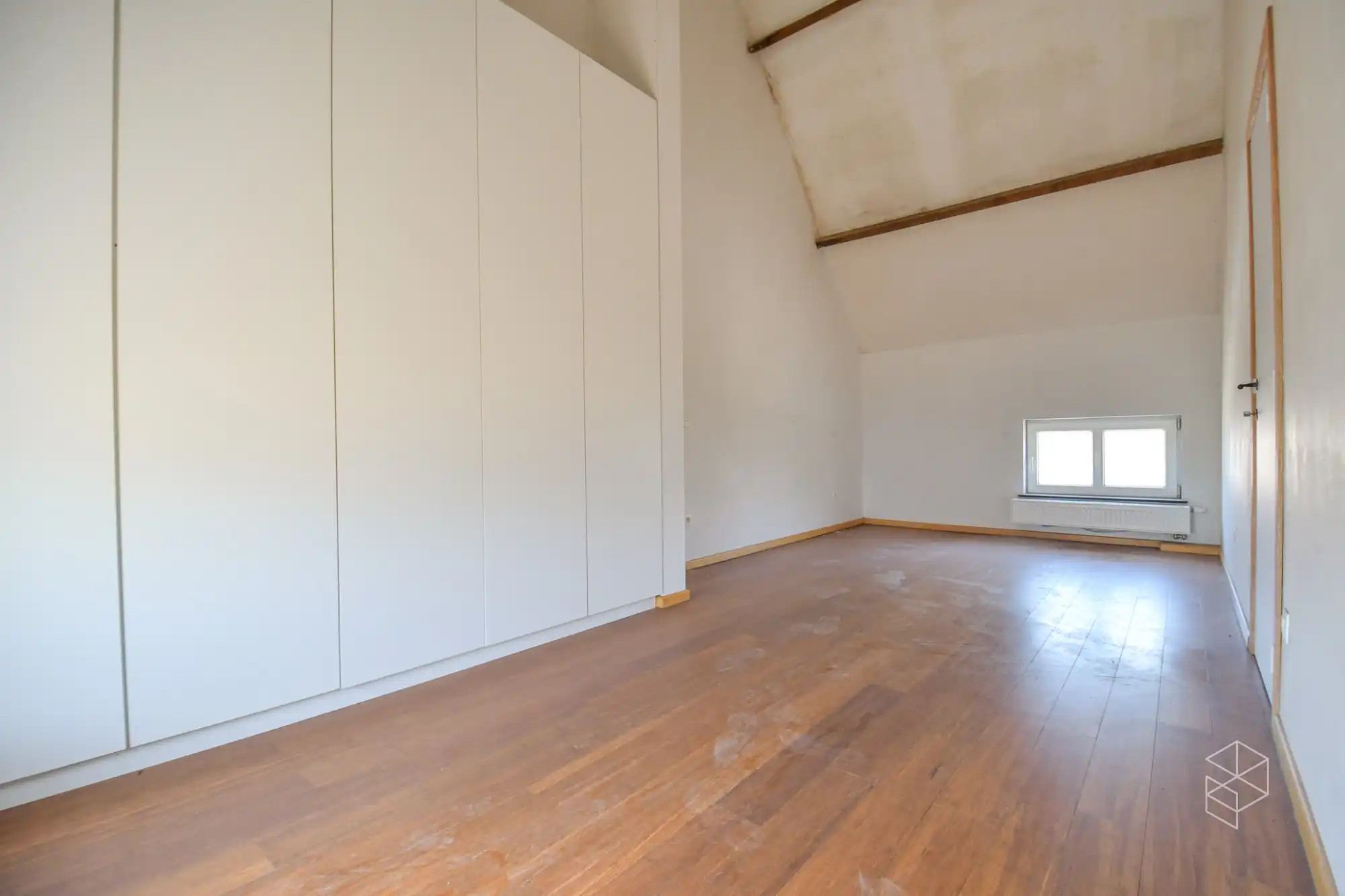 Ruime charmante woning met 4 GROTE slaapkamers, garage en een grote zuidwest gerichte tuin foto 14