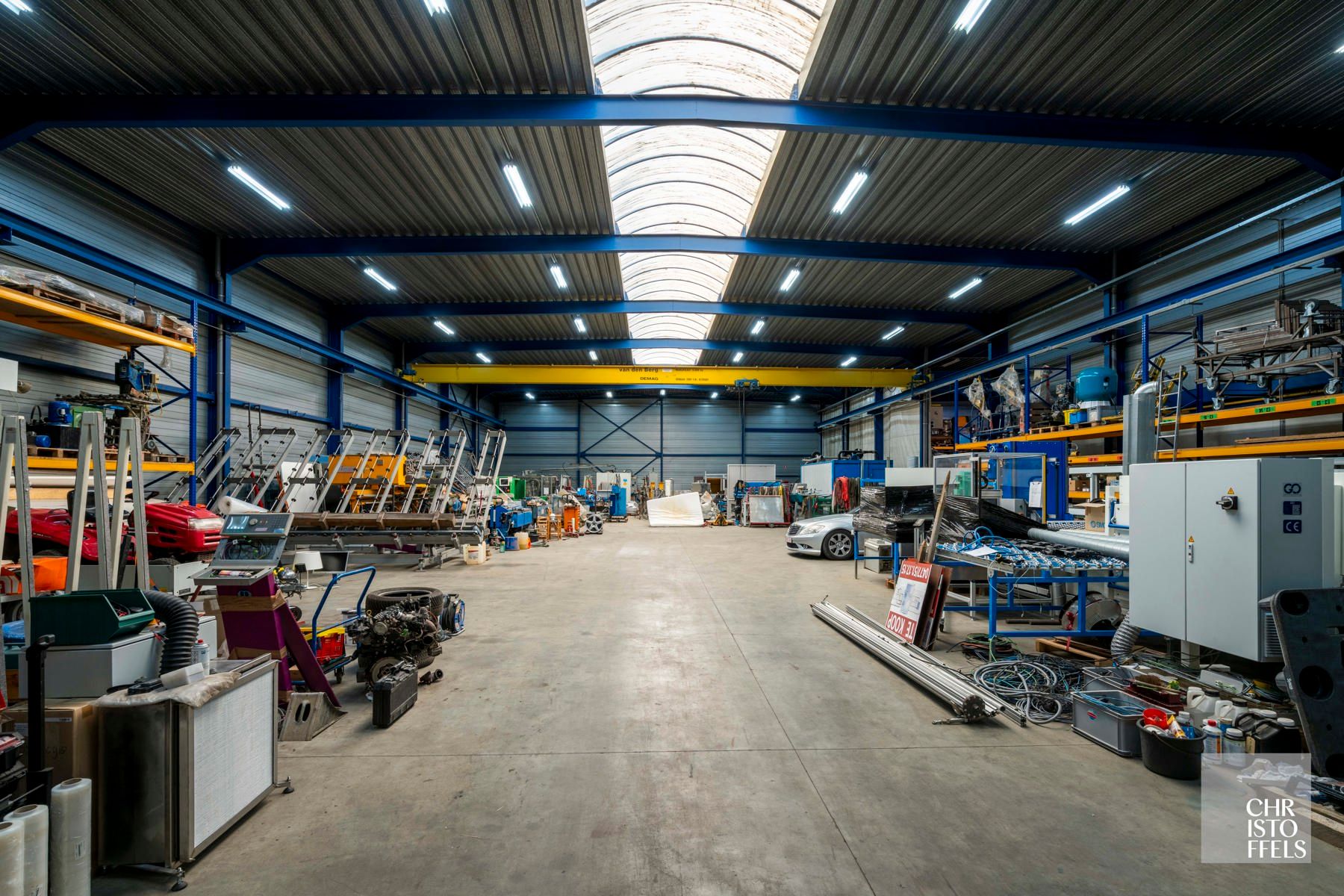 Functioneel bedrijfsgebouw op 4.445m² met magazijn/werkplaats (1.231 m²) en kantoorruimtes (197 m²) nabij de E314 foto 2