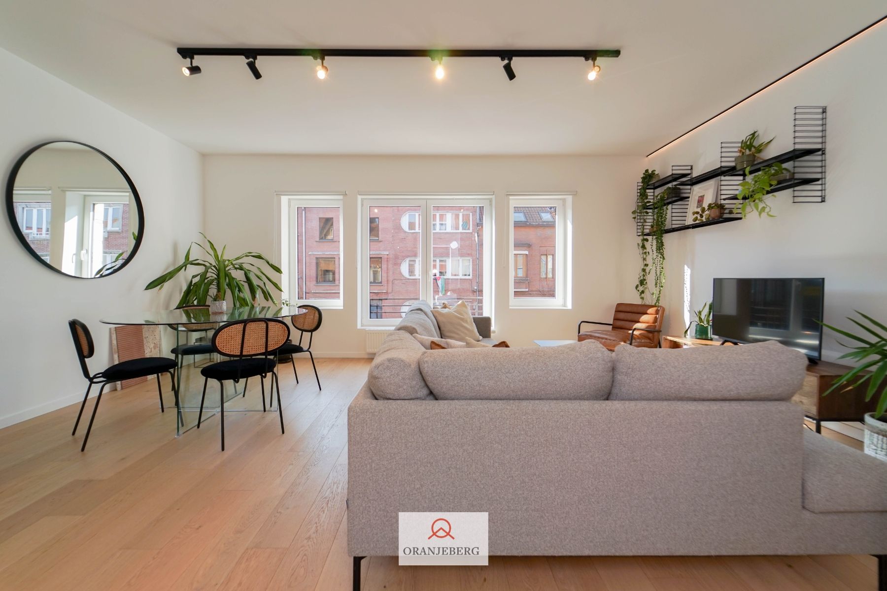 Lichtrijk en gerenoveerd 2 slpk appartement met terras foto 4