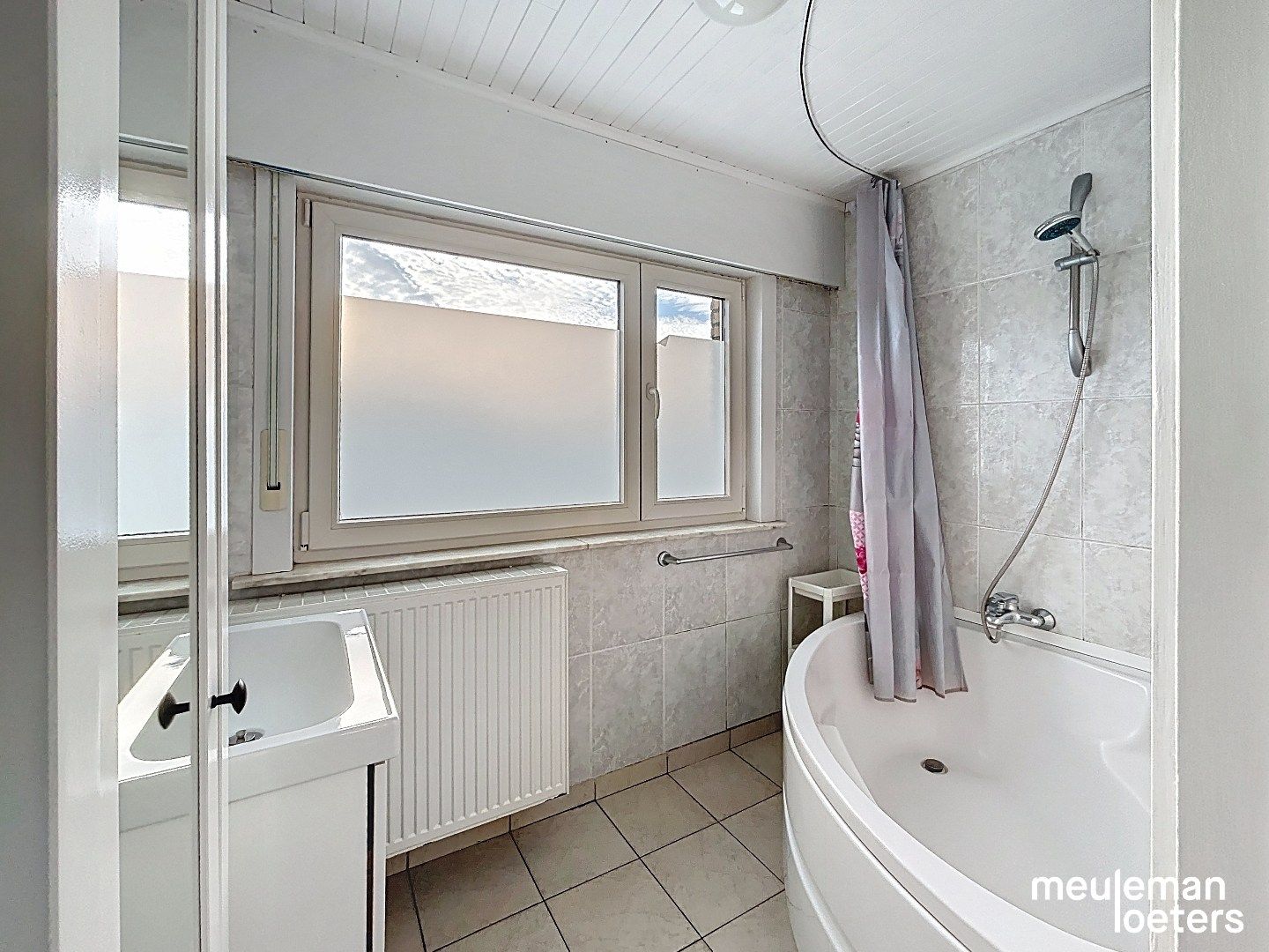 Halfopen gezinswoning met garage en tuin foto 10