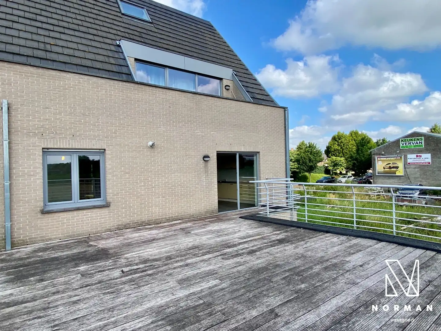Appartement met 2 slaapkamers en zeer groot terras met garage! foto 9