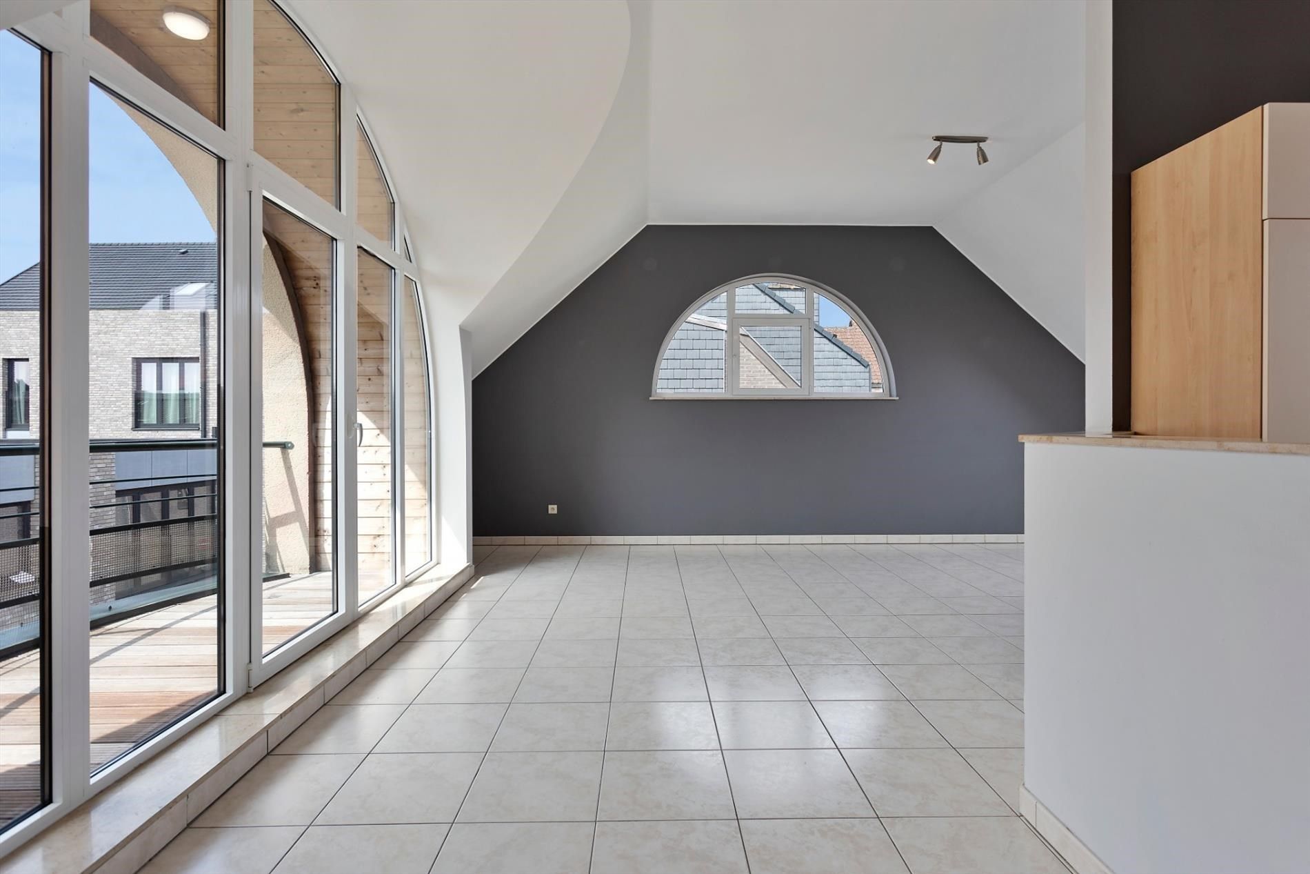 Aangenaam en luchtig appartement met 1 slaapkamer, terras & autostandplaats in ondergrondse garage in hartje Hoeselt foto 3