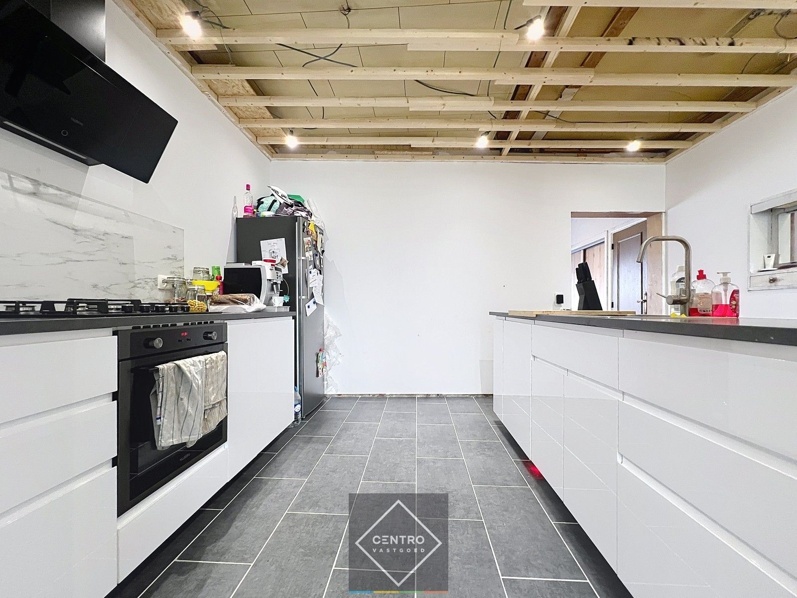 Voor de snelle beslisser! Leuke, BETAALBARE,  verder af te werken STARTERS-woning in het centrum van HEULE. foto 5