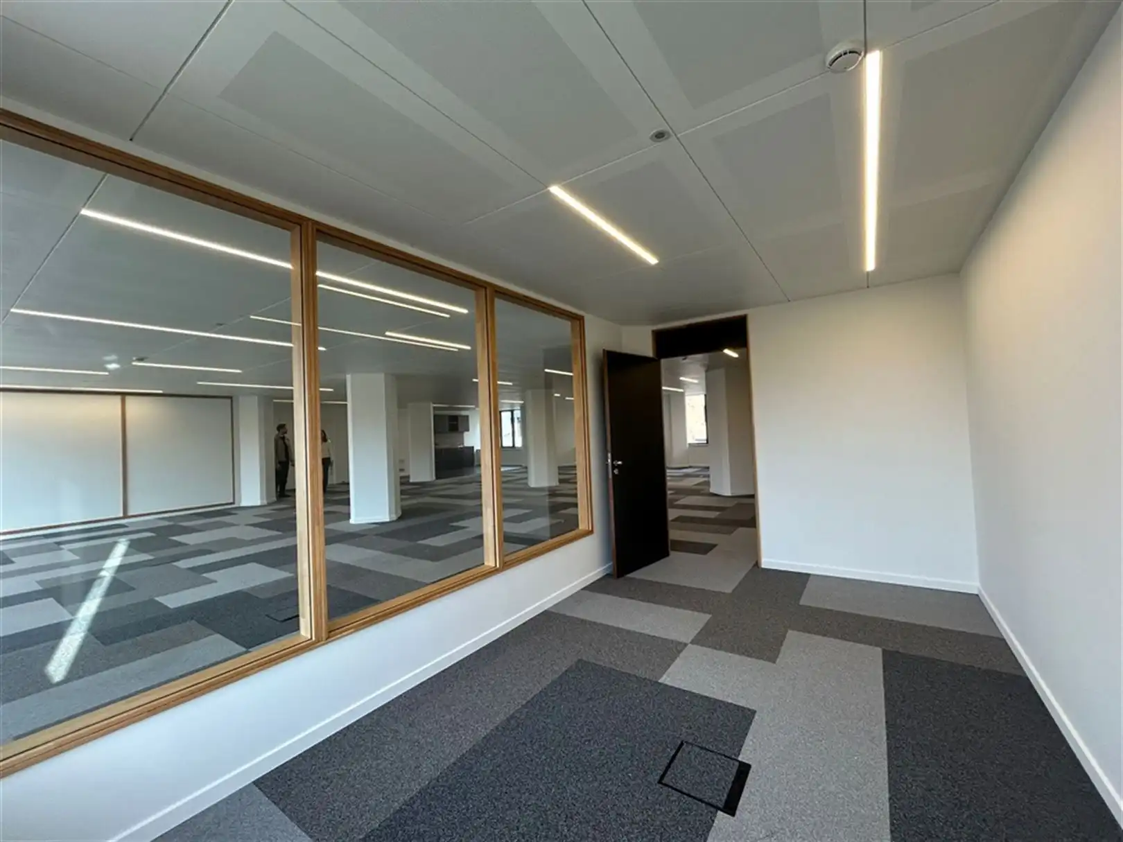 Volledig rerenoveerde kantoren te huur vanaf 150 m² foto 16