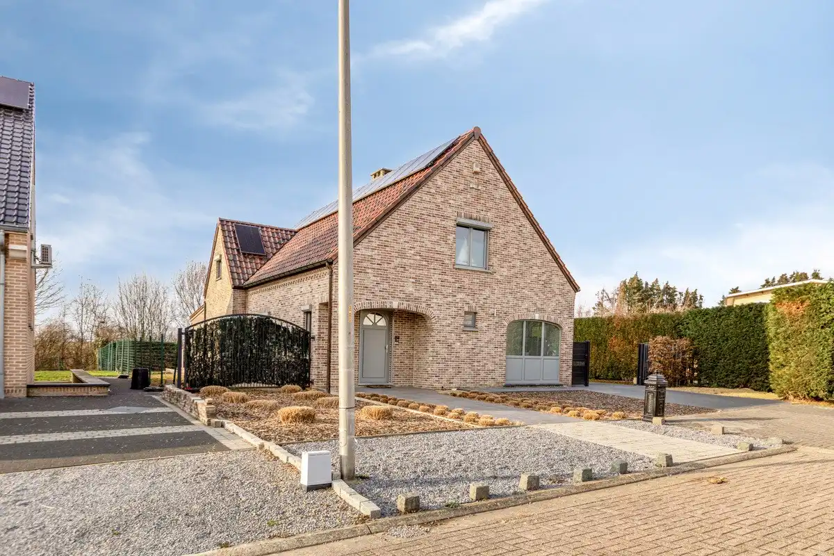 Instapklare villa met 3 slaapkamers, kantoor en garages foto 30