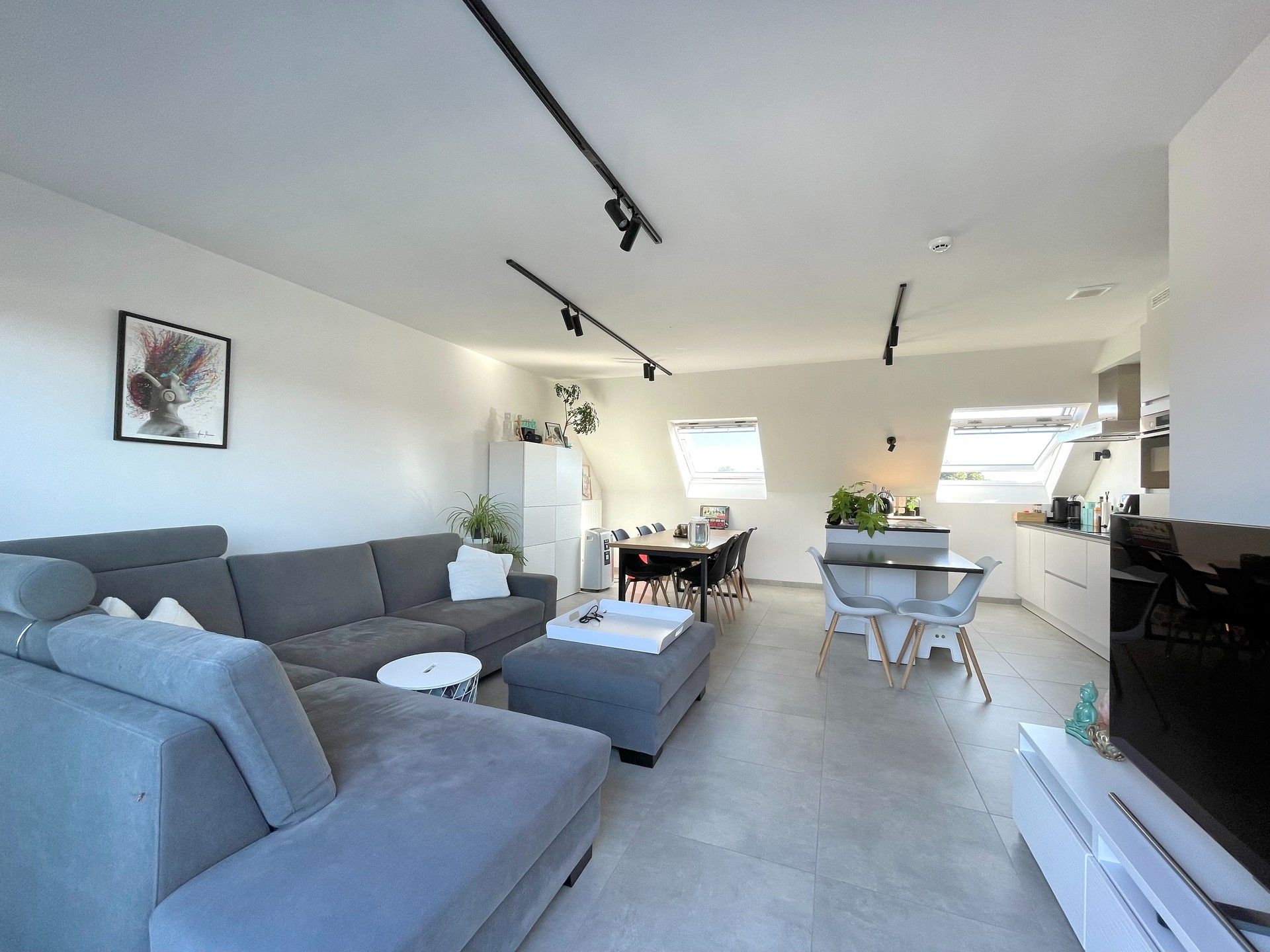 RECENT EN LICHTRIJK APPARTEMENT MET 2 KAMERS EN PARKING foto 4