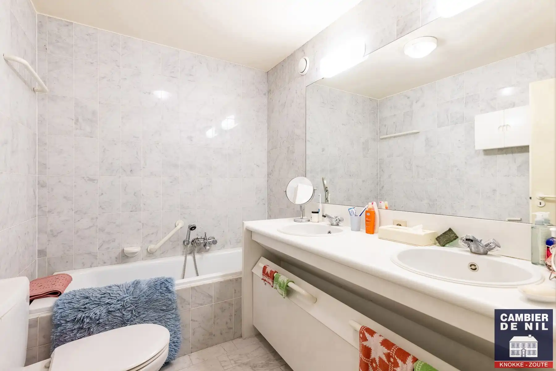 Gemeubeld appartement met frontaal zeezicht aan het Vanbunnenplein foto 24