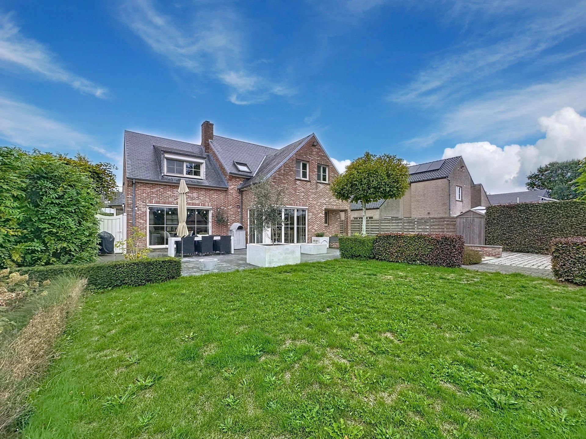 Prachtige landelijke gelegen vrijstaande woning uit 2001, gelegen op een perceel van 16a 43ca. Deze woning biedt comfort, ruimte en privacy met hoogwaardige afwerking en moderne gemakken. foto 45