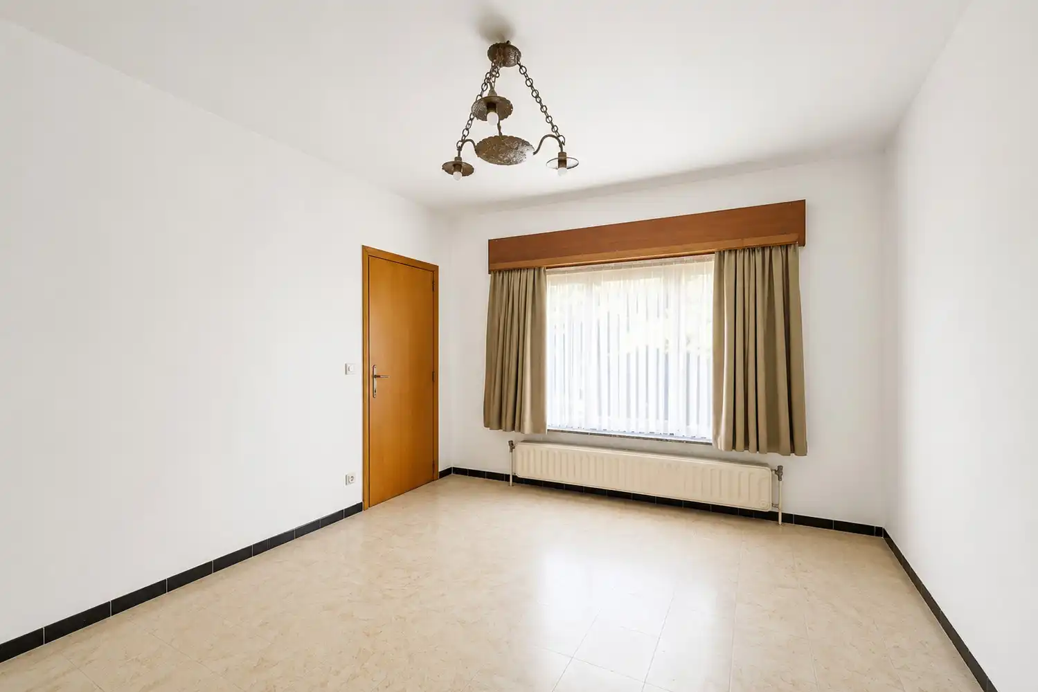 Ruimte, rust en potentieel: solide gezinswoning met volledige onderkeldering op 1.156 m² foto 10