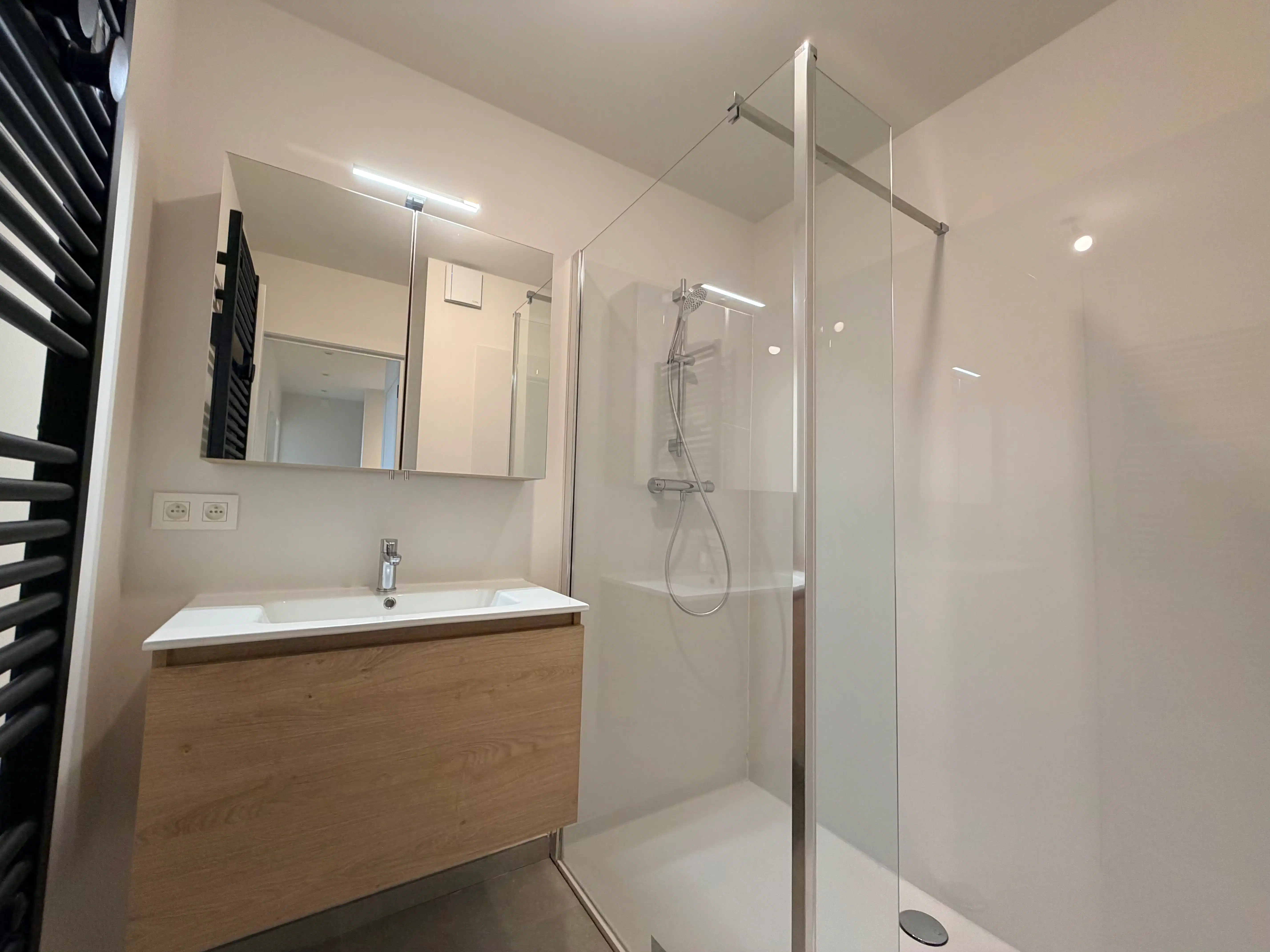 Genk - centrum : Volledig gerenoveerd, ruim en centraal gelegen appartement met 3 slaapkamers en 2 terrassen. foto 9