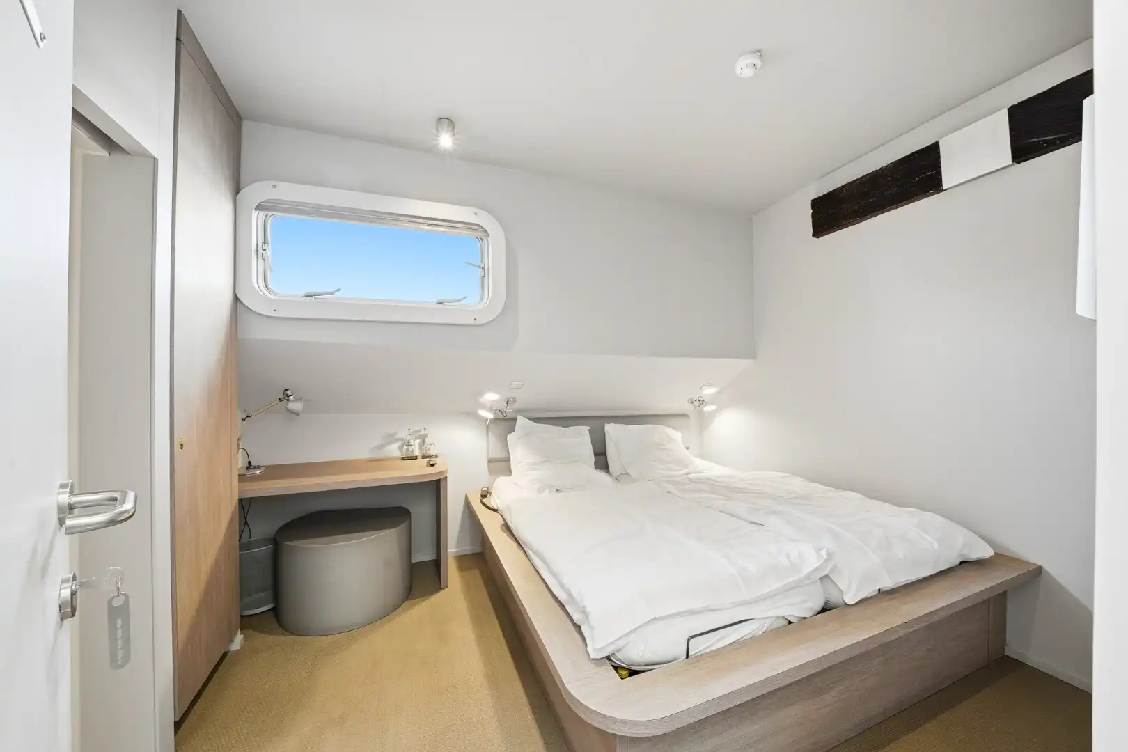 Unieke woonboot met B&B en vergunde ligplaats in Plassendale foto 24