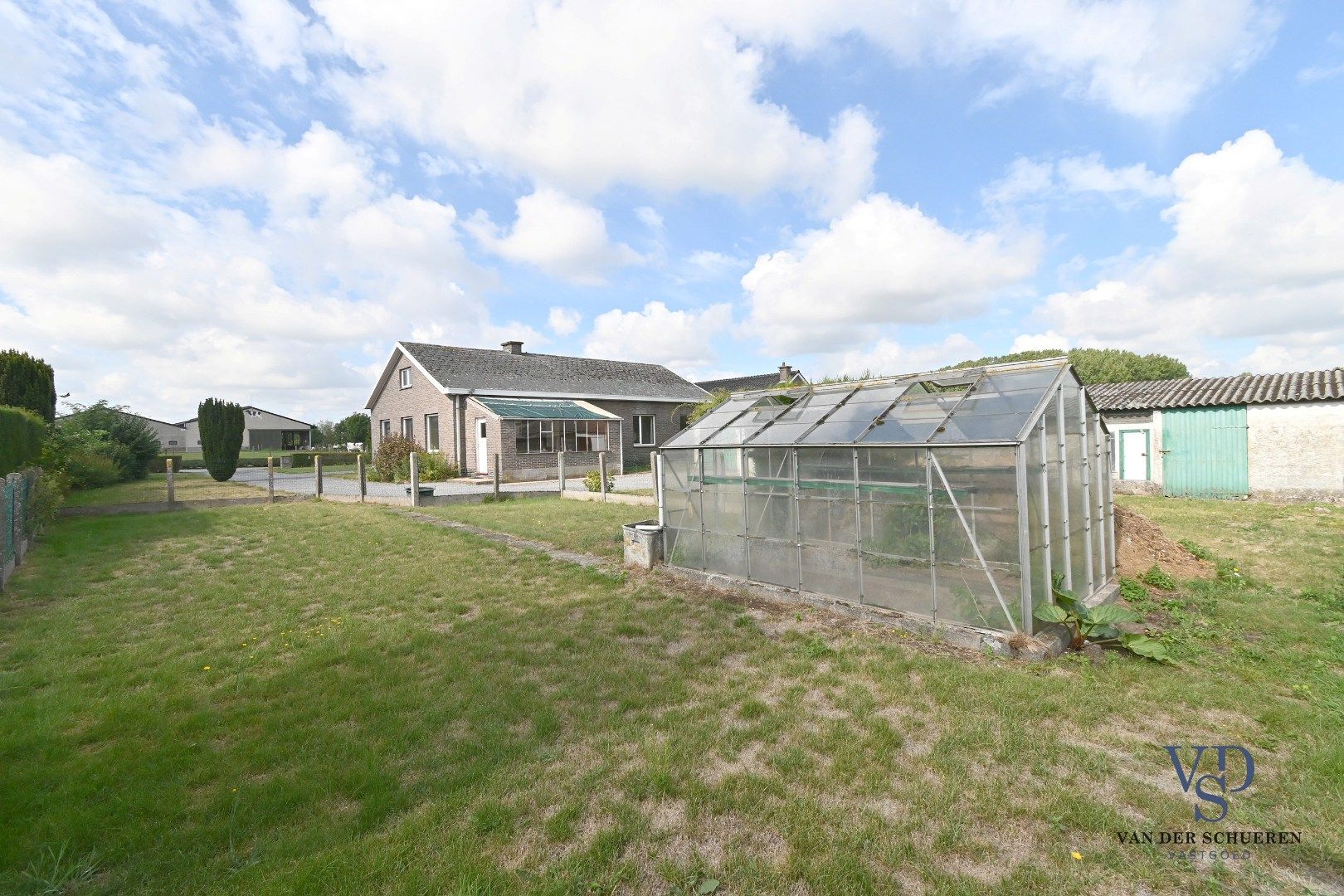 Te renoveren bungalow op een perceel van ca. 2.840 m² foto 31