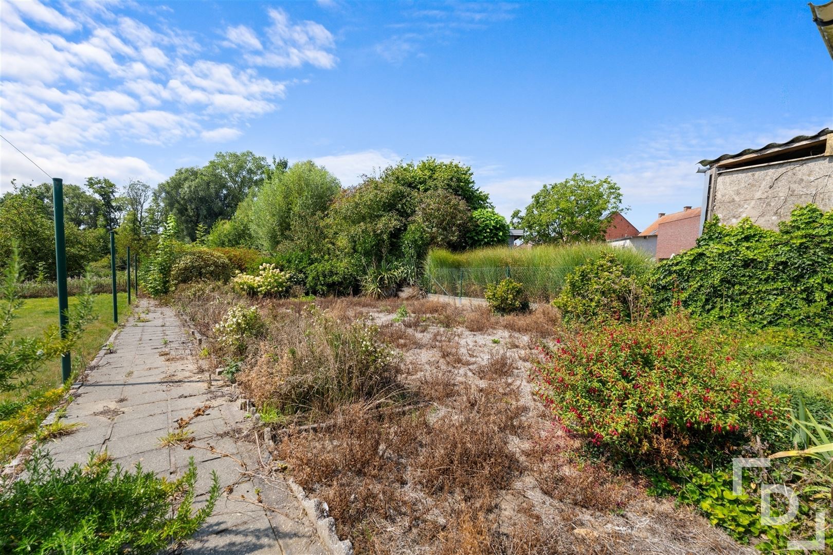 Ruime te renoveren woning te koop in Geluveld. foto 38