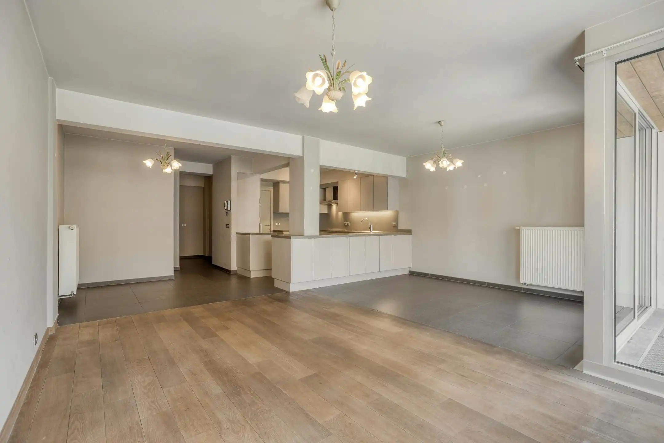 Lichtrijk 2-slpk app. met 2 terrassen in hartje Roeselare foto 4