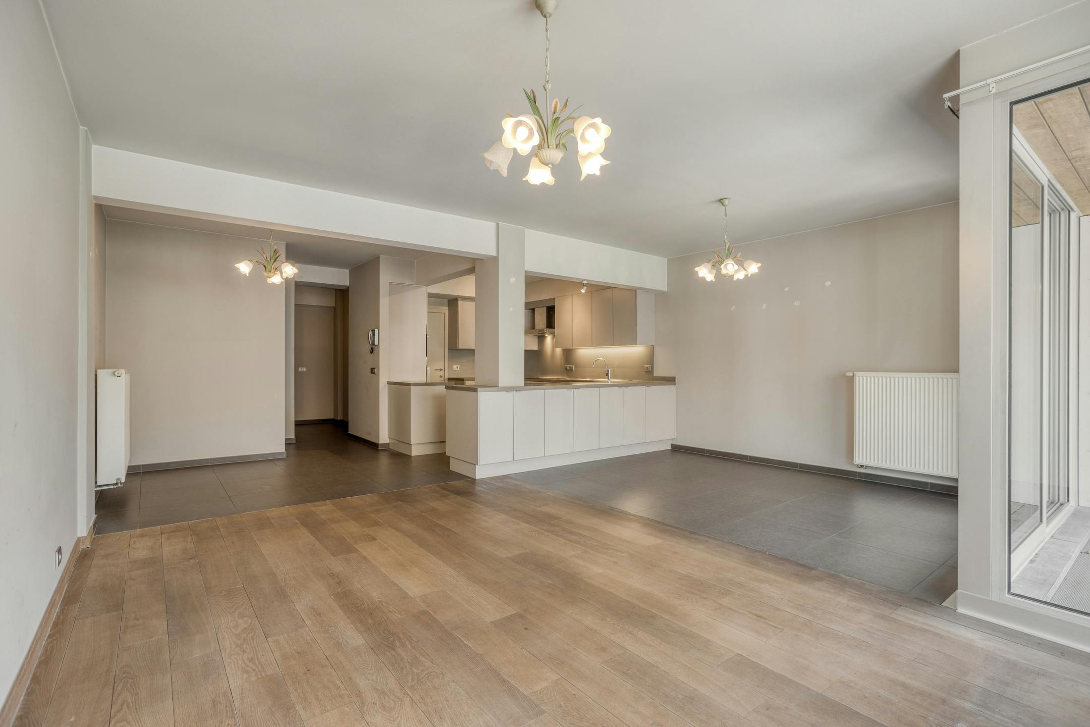 Lichtrijk 2-slpk app. met 2 terrassen in hartje Roeselare foto 4