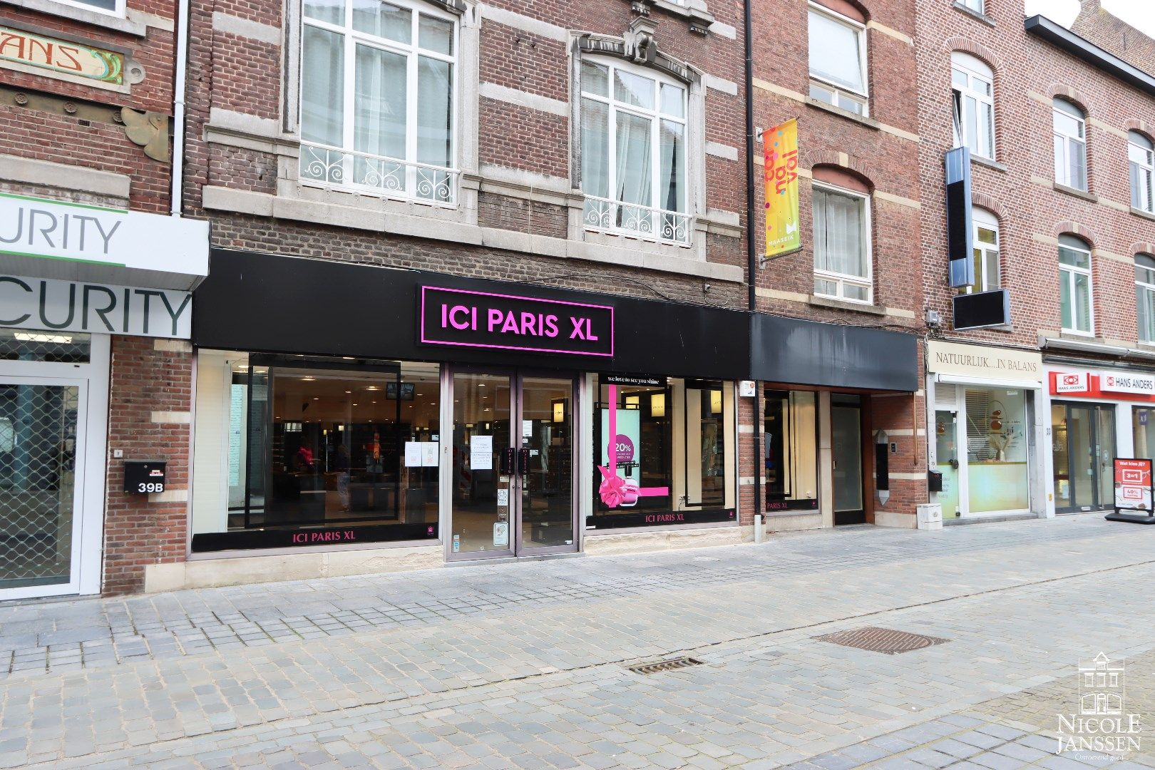 Ruim handelspand van ca. 400 m² in het centrum van Maaseik foto {{pictureIndex}}