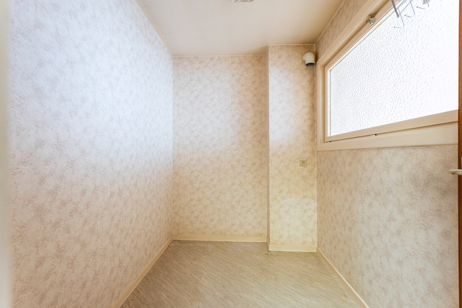Te renoveren 2-slaapkamer appartement met terras! foto 7
