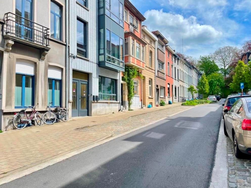 Grote gerenoveerde stadswoning geschikt voor co-housing, in de buurt van het Gent-Sint-Pietersstation. foto {{pictureIndex}}