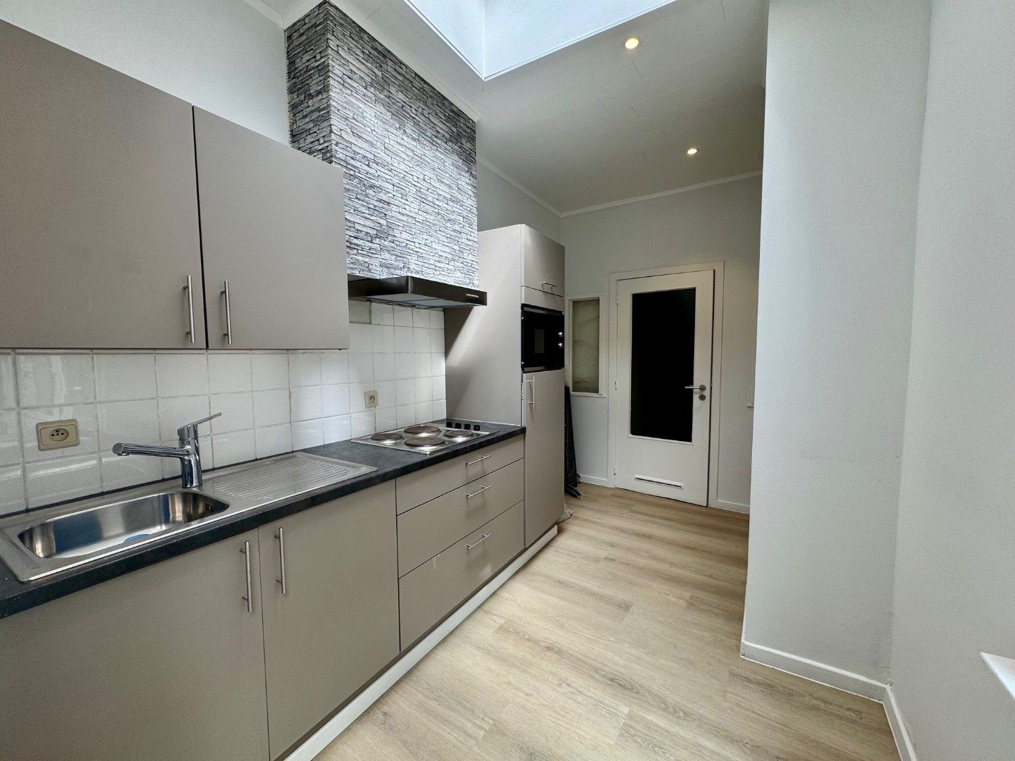 GELIJKVLOERS APPARTEMENT MET 1 SLAAPKAMER EN TERRAS IN IEPER foto 3