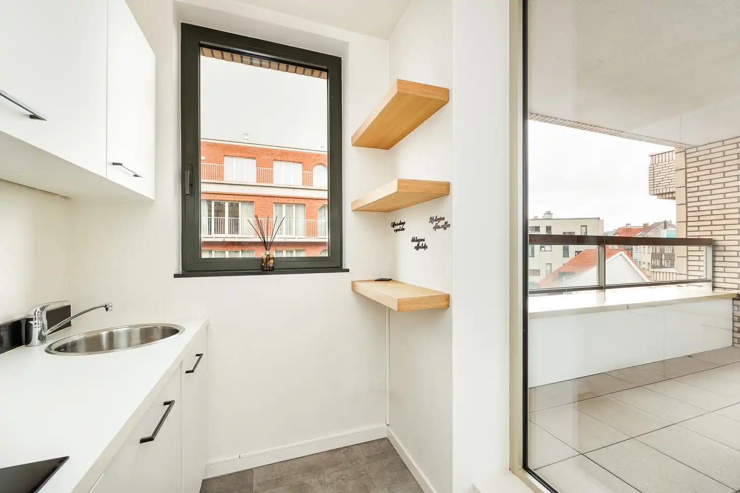 Recent 1-slaapkamer appartement met terras vlakbij Park Spoor Noord foto 5