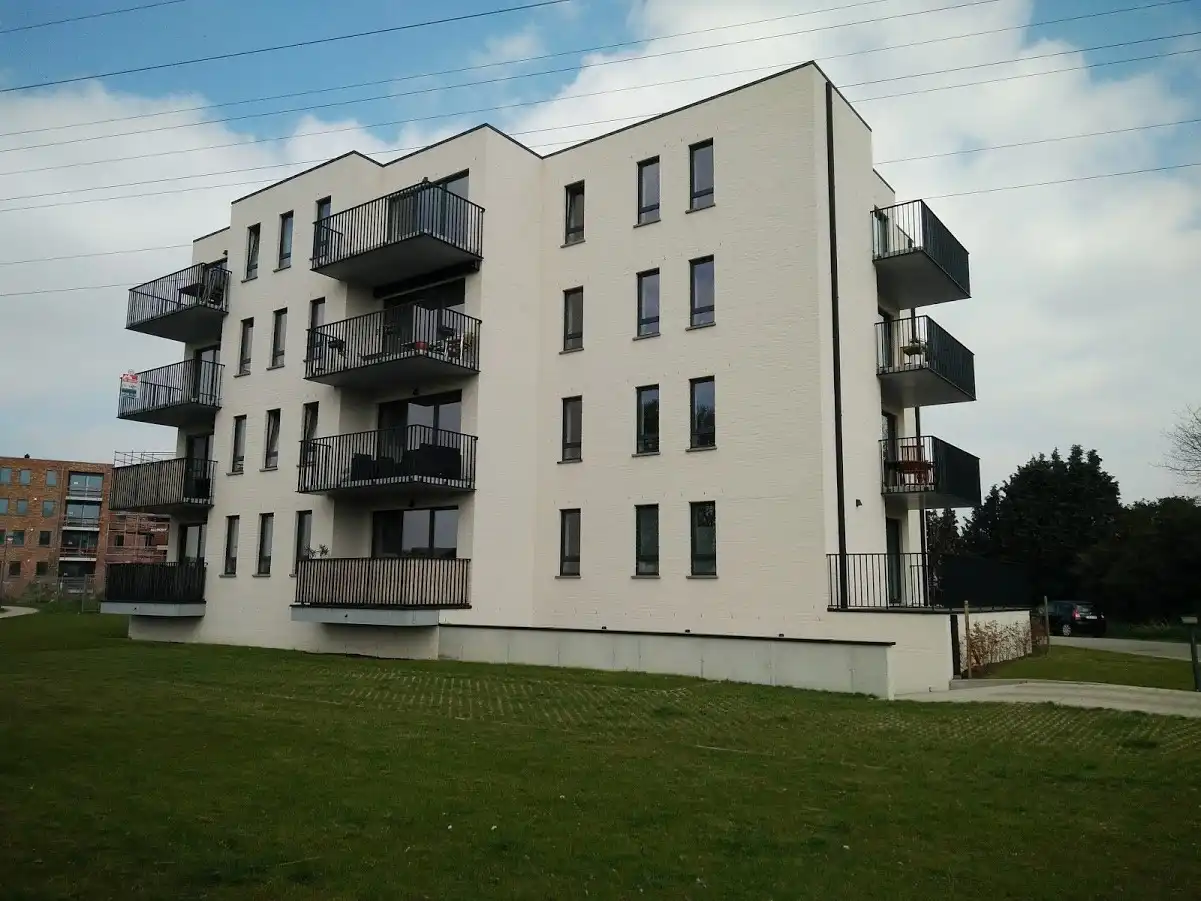 Recent appartement met twee slaapkamers en autostaanplaats foto {{pictureIndex}}